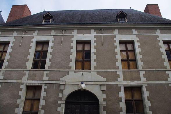 Maison à #Richelieu (#IndreEtLoire) Le cardinal de Richelieu décida de transformer le village où il était né en une ville dont les plans furent tracés par l'architecte du château, Jacques Lemercier. La ville pr...
Suite 👉 https://monumentum.fr/monument-historique/pa00097976/richelieu-maison
#Patrimoine #MonumentHistorique
Photo CC-BY-SA 4.0 : Danielclauzier