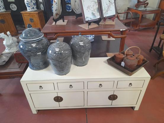 Mobiletto laccato bianco e ceramiche orientali