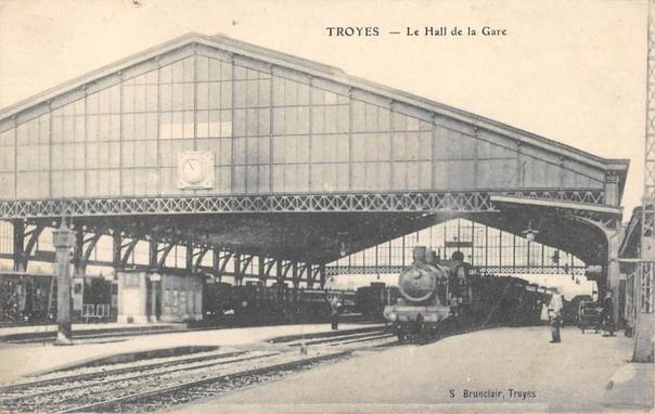 Troyes - Le Hall De La Gare à #Troyes (#Aube)  #CartePostaleAncienne 👉 https://cartorum.fr/carte-postale/929073/troyes-troyes-le-hall-de-la-gare