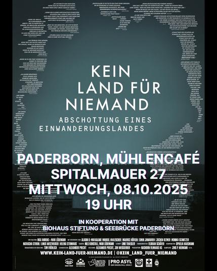 Es wird das ursprüngliche Plakat zum Film Kein Land für Niemand als Hintergrund für die Ankündigung  im Mühlencafé verwandt