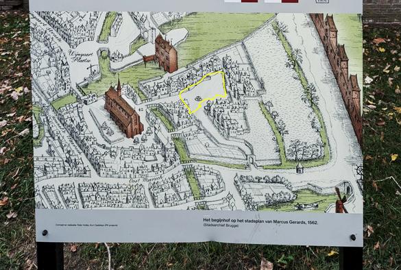 Bild 1 (Stadtplan 1562):
Alt-Text: Stadtplan von Marcus Gerards, 1562. Der zentrale Hof des Beginenhofs ist noch unbepflanzt dargestellt.
