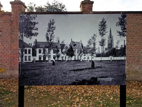 Bild 4 (Foto 1930):
Alt-Text: Historische Aufnahme von 1930. Der Hof des Beginenhofs in Brügge mit frisch gepflanzten, noch jungen Bäumen – Hinweis auf eine Neuanpflanzung nach Rodung, möglicherweise im Ersten Weltkrieg für Ackerbau gegen Hunger.