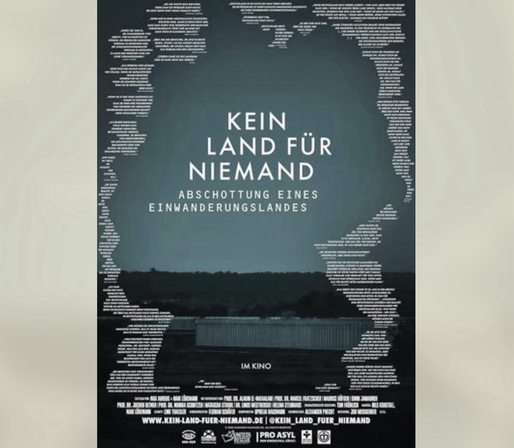 Das Bild zeigt ein dunkles Filmplakat. In der Mitte steht der Titel: „Kein Land für Niemand – Abschottung eines Einwanderungslandes“. Man sieht die Umrisse von Deutschland, geformt aus vielen kleinen Textzeilen. Im Hintergrund ist ein hoher Zaun zu erkennen. Unten sind Logos von Unterstützern wie Pro Asyl und eine Internetadresse.