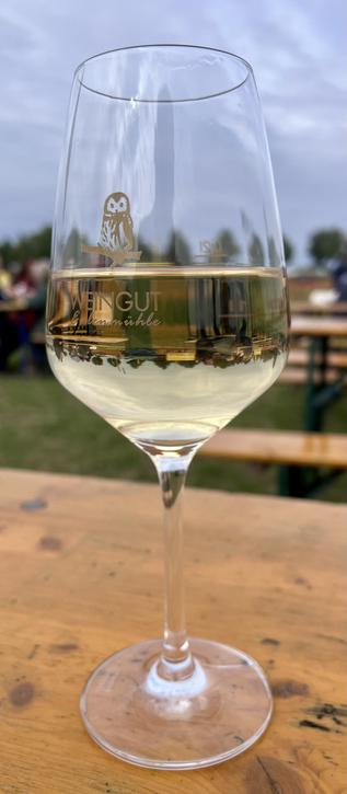 Glas mit Weißwein, Schrift auf dem nGlas: Eulenmühle