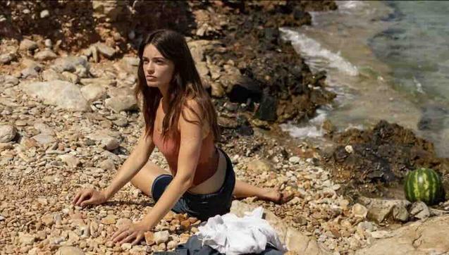 Emma Mackey in Hot Milk