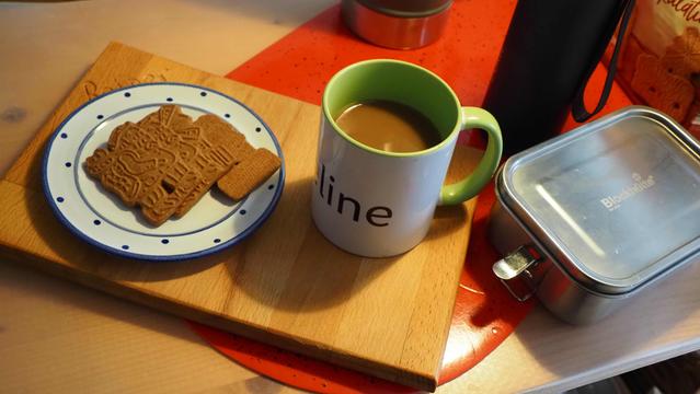 Holztablett mit einer Tasse Kaffee und einem Teller mit Spekulatius
