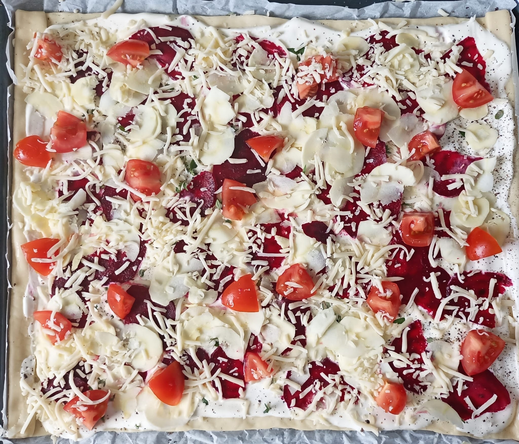 Die fertig belegte Pizza wie beschrieben vor dem Backen auf dem Blech