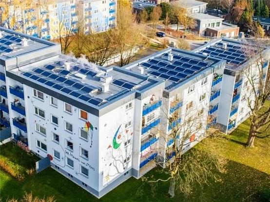 PV-Module auf den Dächern mehrerer Mehrfamilienhäuser