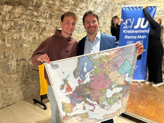 Dr. Michael Blume rechts mit seinem ältesten Sohn nach einer Rede zum Tag der deutschen Einheit 2025 bei der Jungen Union in Waiblingen. In den Händen halten sie eine ausgedruckte Karte von 1444 nach Europa Universalis 4.