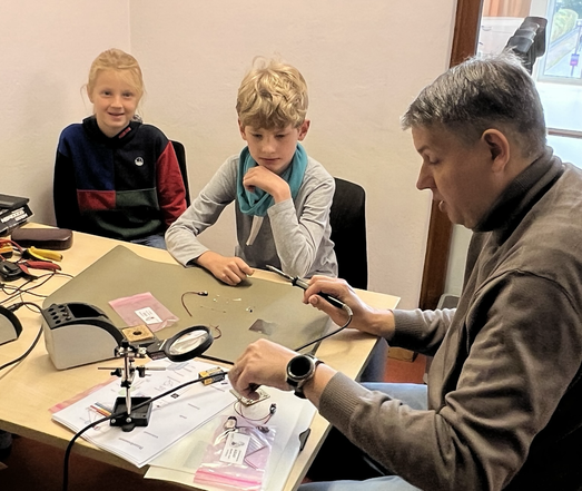 Einführung in das Löten: gespannte Aufmerksamkeit.