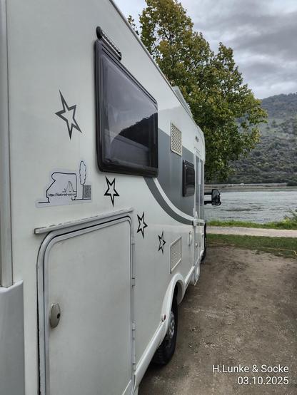 Unser Wohnmobil steht heute in erster Reihe direkt am Rhein