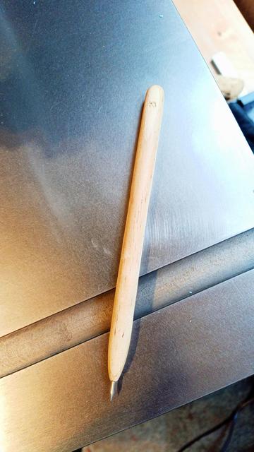 Une pointe sèche en acier avec un manche en bois