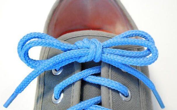 Si eres de los que usa sólo calzado sin cordones, ya puedes pasar al siguien… espera, no, mejor echa un vistazo al complejo y noble arte que te estás perdiendo. Ian's Shoelace Site es un sitio web que recopila todo lo que hay que saber sobre cordones: tipos, cómo disponerlos en el zapato o cómo atarlos. Existen muchas más opciones y trucos de los que podrías pensar.