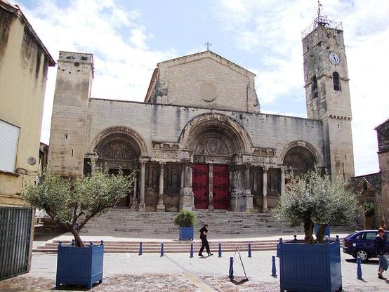 Eglise Saint-Gilles à #SaintGilles (#Gard) Le premier évêque de la commune, Agidius, devenu saint Gilles, était originaire d'Athènes. Il se fixa dans les environs de Nîmes au cours du VIIe siècle et fonda un mo...
Suite 👉 https://monumentum.fr/monument-historique/pa00103208/saint-gilles-eglise-saint-gilles
#Patrimoine #MonumentHistorique
Photo CC-BY-SA 4.0 : Havang(nl)