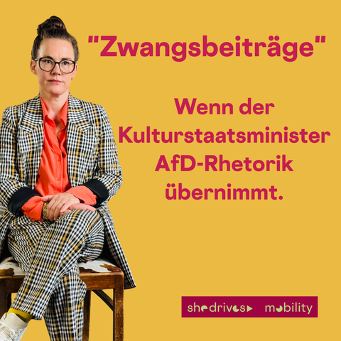 Porträt vor gelbem Hintergrund. Headline in magentaroter Schrift: "Zwangsbeiträge" in Anführungszeichen, darunter "Wenn der Kulturstaatsminister AfD-Rhetorik übernimmt." Das Bild kritisiert die Verwendung von AfD-Vokabular durch Kulturstaatsminister Wolfram Weimer in einem Interview am 3. Oktober 2025. Branding unten rechts: she-drives-mobility Logo.
