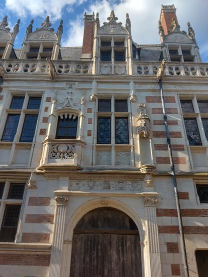 Gevel van het renaissancehuis Hôtel d'Alluye, 8 Rue Saint-Honoré, Blois in Frankrijk
