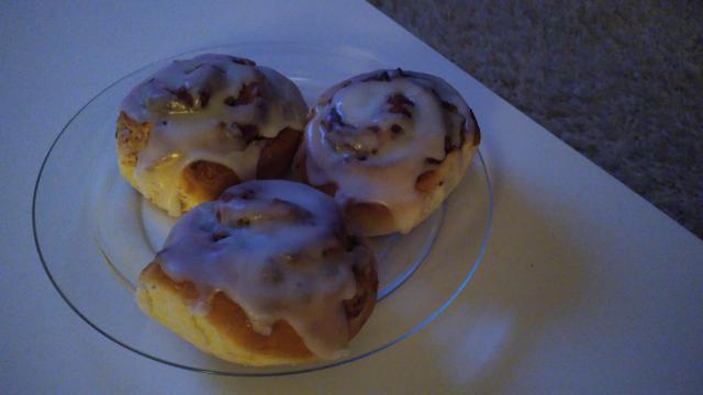 Teller mit 3 leckeren frischen Zimtschnecken