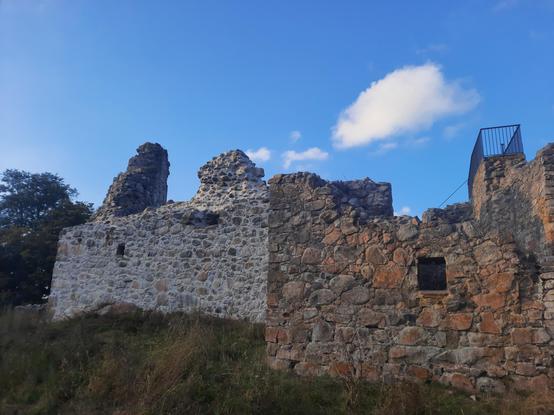 Mittelalterliche Ruine auf einer kleinen Anhöhe mit Aussichtsplattform.