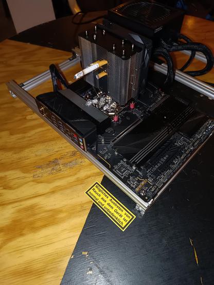 "Mögliches Austreten von Rauch aus dem Gerät ist normal und unbedenklich" Sticker vor dem raichenden Computer