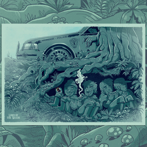 Ilustração estilo cartoon monocromático em tons de verde musgo, imitando a cena do filme onde os quatro hobbits do Condado estão escondido embaixo de uma raiz de árvore enquanto o Nazgûl está os farejando da estrada a cima montado em seu cavalo morto vivo, mas nesta versão os hobbits estão rindo e fumando maconha, e o Nazgûl está dentro de um carro de polícia. No carro está escrito "Mordor Police - MEPD", e no canto inferior esquerdo: "Lord of the Weeds"