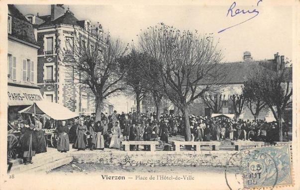 Vierzon - Place De L'Hotel De Ville à #Vierzon (#Cher)  #CartePostaleAncienne 👉 https://cartorum.fr/carte-postale/928979/vierzon-vierzon-place-de-lhotel-de-ville