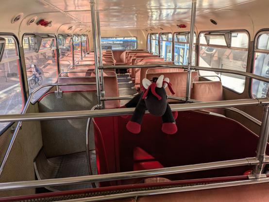 Rommie im Obergeschoss des Doppeldeckerbus über der Wendeltreppe