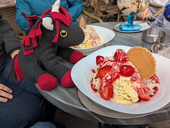 Rommie auf einen Café-Tische mit einen riesigen Spaghettieis