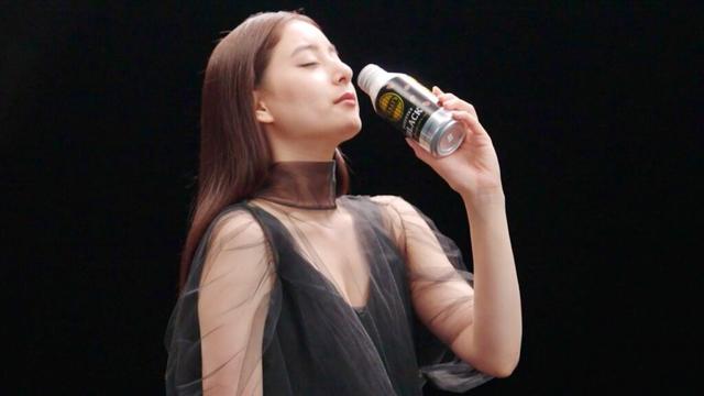 新木優子、黒のシースルードレスに妖艶な表情が映える／タリーズコーヒー CM＋インタビュー＋メイキング