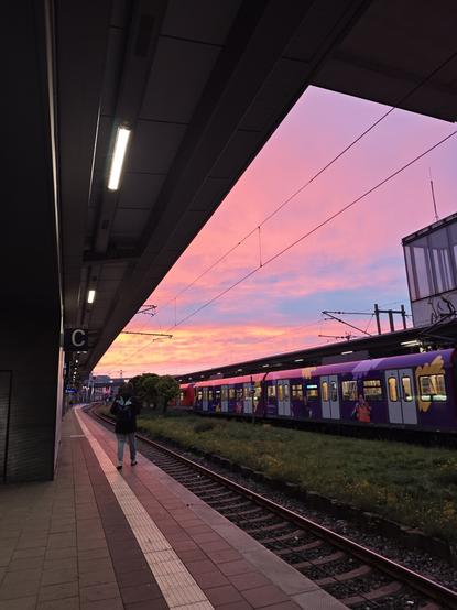 Sonnenaufgang am Bahnsteig