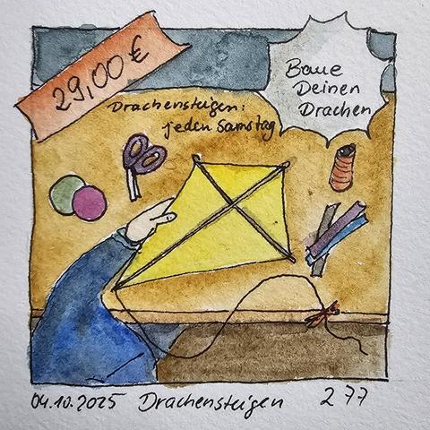 Aquarell: Form eines Werbeposters. Man sieht von oben einen Tisch mit Materialien zum Basteln eines Papierdrachens und die schon fertige, spitzwinklige Form ein rechteckigen Drachens, die von einer Hand gehalten wird. Auf dem Tisch steht: Drachensteig: Jeden Samstag. Ein Kreis mit umlaufenden Spitzen fordert auf: Bauen Deinen Drachen und ein rotes Schildchen verkündet den Preis mit 29,00 Euro.