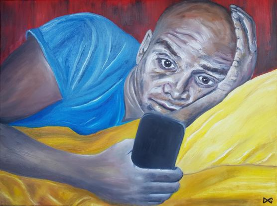 Portrait d'un homme noir allongé sur un lit, fixant son téléphone avec un regard vide. Il tient sa tête d'une main et on ne voit que son visage et le haut de son corps. Il porte un t-shirt bleu, le drap est jaune et le fond derrière lui est rouge foncé. Il s'agit d'un tableau que j'ai peint à l'huile il y a quelques mois.