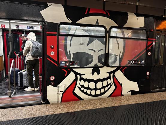 Straßenbahn mit Logo der Toten Hosen