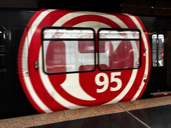 Straßenbahn mit Logo Fortuna Düsseldorf