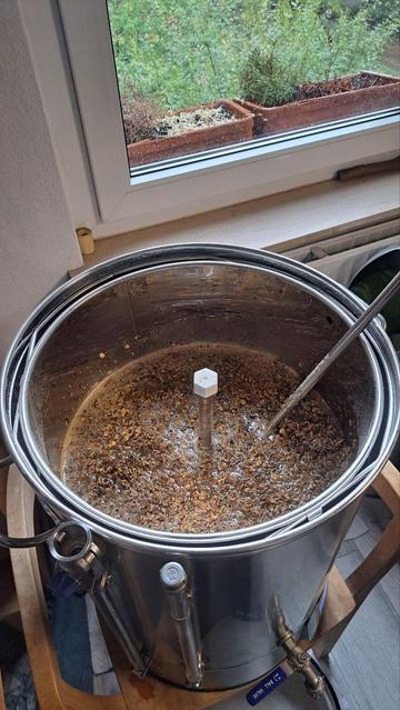 Blick in einen Braukessel (Malzrohrsystem) in dem eben eingemaischt wurde