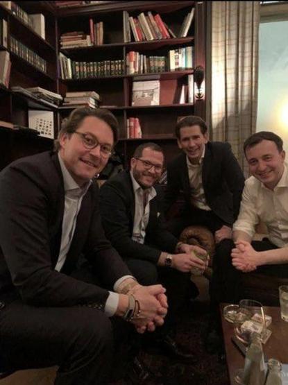 Gruppenfoto von Julian Reichelt , Sebastian Kurz,  andreas_scheuer  und Paul Ziemiak in einer wohnzimmerähnlichen Umgebung. Im Hintergrund links bis über die Mitte ein nicht volles Bücherregal, rechts ein Fenster mit Gardinen.