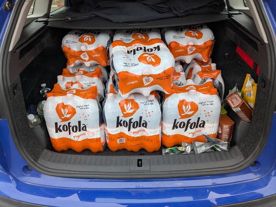 Blick in einen Kofferraum mit 17 Sixpacks a 2l Kofola