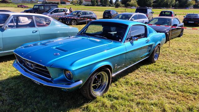Klassischer Ford Mustang in blau-grün metallic