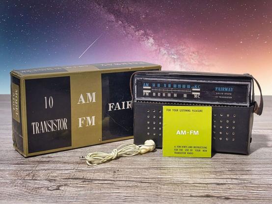 Fairway 5104 1960/70 er Jahre Transistorradio - British Hong Kong in OVP
Bild zeigt : Karton, Bedienungsanleitung, Koferradio in Ledertasche und einen MONO Kopfhörer, wie er in den 1970er Jahren von Sicherheitsdiensten benutzt wurde.