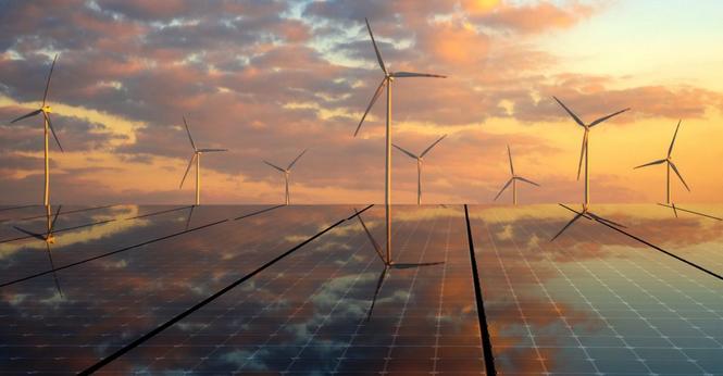 <p>中国の二酸化炭素（CO2）排出量の削減と実質ゼロを目指す「双炭（ダブルカーボン）」目標は今年、提出から5周年を迎えた。国家発展改革委員会は22日、各地域・部門はこの5年間、「双炭」目標に焦点を当て、経済・社会発展の全面的なグリーン（環境配慮型）化を推進していると明らかにした。</p>
<p>6月末時点の再生可能エネルギー発電設備容量は21億5900万キロワットを超え、発電設備容量全体の約59.2％を占めた。非化石エネルギーの使用割合は2020年の15.9％から24年には19.8％に上昇した。一方、石炭の使用割合は56.8％から53.2％に低下した。新型エネルギー貯蔵設備容量は24年末時点で7000万キロワットを超え、世界の40.0％以上を占めた。こうした一連のデータは、中国がエネルギーのグリーン・低炭素化で大きな成果を収めたことを物語っている。</p>
<p>注目すべきは、風力発電と太陽光発電の設備容量が累計16億8000万キロワットと20年の約3倍に増加し、国際社会に約束した目標を6年以上早く達成した点である。</p>
<p>省エネ・二酸化炭素（CO2）削減は発展方式のグリーン転換を加速する重要な手段となっている。データによると、21～24年の間に単位GDP（国内総生産）当たりのエネルギー消費量は累計11.6％減少した。</p>
<p>中国では産業の低炭素化が加速した。立ち後れた生産能力の淘汰を進め、鉄鋼では1億5000トン以上の生産能力を削減した。24年末時点の国家級グリーン工場は6430カ所、製造業の総生産額に占めるグリーン工場の割合は約20.0％となった。国家級グリーン工業パークは累計491カ所、単位工業増加値（付加価値額）当たりのエネルギー消費量は全国平均の3分の2にとどまった。「三新（新産業・新業態・新ビジネスモデル）」経済の増加値がGDPに占める割合は18.0％を超えた。今年上半期（1～6月）のハイテク製造業の増加値が一定規模（主要事業の年間売上高2000万元）以上の工業に占める割合は16.4％となった。</p>
<p>国家発展改革委員会の担当者は「廃棄物回収システムの整備が進み、廃棄物の再資源化のレベルは着実に向上している」とし、今年第1四半期（1～3月）の使用済み電気・電子製品の回収量は前年同期比70.0％増と大幅に増加したと説明した。</p>
<p>生態環境の改善が続いた。24年の森林被覆率は25.0％を超え、森林蓄積量は200億立方メートル以上となった。草原の総合植生被覆率は50.3％に達し、全国の森林や草原のCO2吸収量は年間12億トンを超え、世界トップに立った。各級・各種自然保護地が1万カ所以上設置され、全国の陸域面積の約18.0％を占め、陸域生態系の種類の90.0％と国家重点野生動植物種の74.0％を保護下に置いている。</p>
<p>消費財買い替えキャンペーンでは、60.0％以上の消費者が新エネルギー車（NEV）の購入を選択したほか、家電の売上高に占める省エネ性能が最も高い「1級」家電の割合は90.0％に上った。グリーン・低炭素型ライフスタイルの形成が加速し、グリーン・低炭素型消費の活力が持続的に高まっている。</p>
<p>世界のグリーン化を積極的に推進している。中国の風力発電、太陽光発電の総設備容量と森林蓄積量は30年の目標値を前倒しで達成した。世界に風力発電設備の60.0％と太陽光発電モジュールの70.0％を提供し、世界の発電コストを風力発電で60.0％、太陽光発電で80.0％以上それぞれ引き下げた。「第