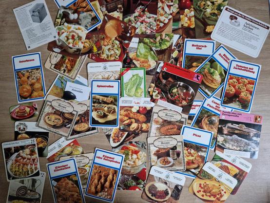 Tischfläche voll mit alten Rezeptkarten etwa aus den 1970ern