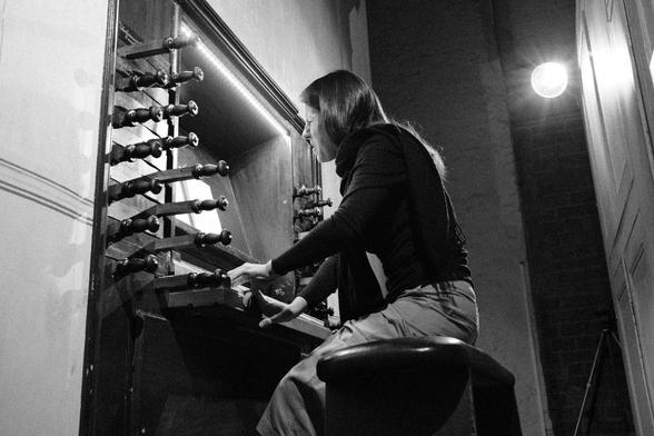 foto van Natalia Rogantini achter het orgel van Bergkerk Deventer