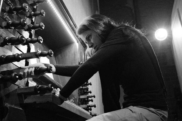 foto van Natalia Rogantini achter het orgel van Bergkerk Deventer