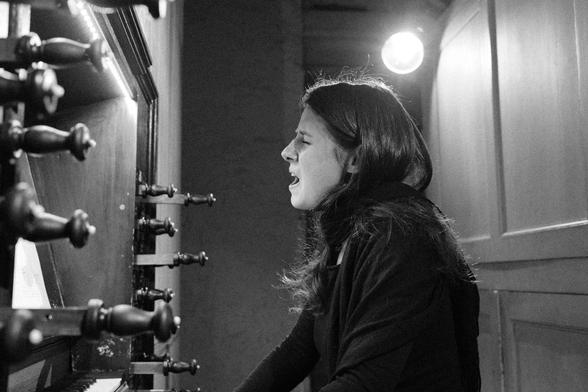 foto van Natalia Rogantini achter het orgel van Bergkerk Deventer