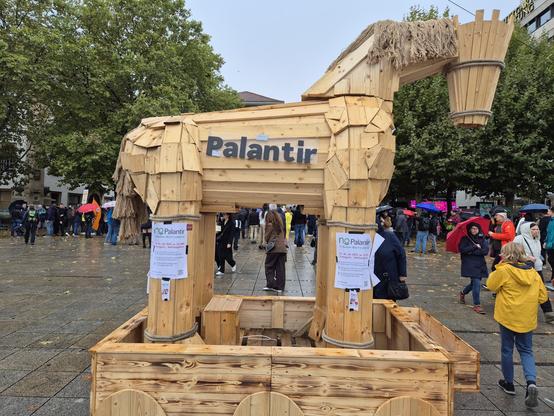 Ein Pferd aus Holz auf dem Stuttgarter Schloßplatz