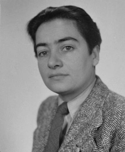 Een foto van Frieda Belinfante. Ze draagt een colbert met stropdas en heeft een kort kapsel.