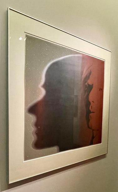 Andy Warhol (1928 - 1987)
The Shadow, 1981
Der Schatten, 1981
Siebdruck und Diamantenstaub auf Karton
Screen printing and diamond dust on card Kunstsammlungen Chemnitz-Museum Gunzenhauser, Eigentum der Stiftung Gunzenhauser, Chemnitz GUN-G-0084
Das legendäre Porträt von Warhol ist Teil der zehnteiligen Siebdruck-Serie
Myths von 1981. Sie zeigt zehn Figuren aus der US-amerikanischen Popkultur der Nachkriegszeit und thematisiert Themen wie Konsum und Starkult. Für die Figur The Shadow nutzt Warhol ein eigenes fotografisches Porträt als Grundlage. Das vergrößerte und mit Farben bearbeitete Bild ist ein mit Diamantstaub versetzter Siebdruck auf Karton. Der Diamantenstaub ist tatsächlich gemahlenes Glas. Daraus entsteht die visuelle Wirkung einer funkelnden Oberfläche, die das Bild im Gegensatz zu anderer Pop Art haptisch erfahrbar macht und die die Idee von Glamour und Ikonenstatus betont.
Warhol's legendary portrait is part of the ten-part screen print series Myths from 1981. It depicts ten figures from post-war American pop culture and addresses themes such as consumerism and celebrity cults. Warhol used his own photographic portrait as the basis for the figure 'The Shadow'. The enlarged and colour-enhanced image is a diamond dust screen print on cardboard. The diamond dust is actually crushed glass. This creates the visual effect of a sparkling surface, which, unlike other Pop Art, makes the image tactile and emphasises the idea of glamour and icon status.