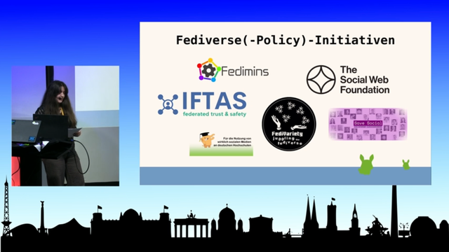presentation slide from Rebecca Sieber: "Das #Fediverse in der Digitalpolitik – wie und warum dezentrale Netzwerke politisch mitgedacht werden müssen"@resieguen@legal.social