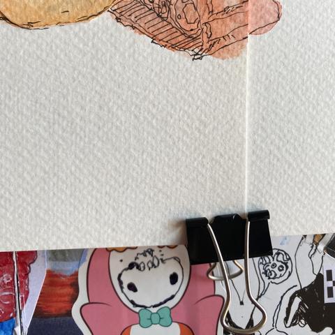 Detalle de la pinza que une los dos pedazos de papel en el cuaderno de dibujo