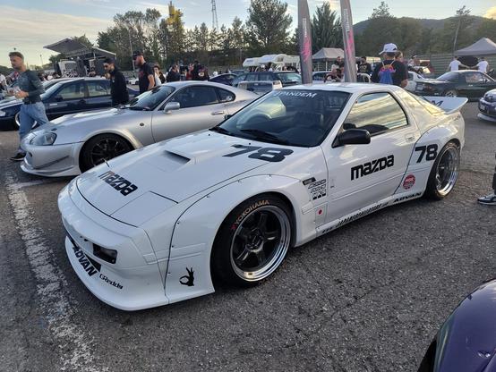 Mazda RX7 elaborata in un parcheggio dell'autodromo di Magione (PG)