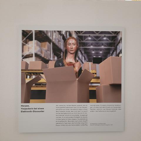Ein Bild von einer Paketpackerin

Text
denkst du, hat den Beamer verpackt, den du
heute gellefert bekommen hast? Es war Meryem,
eine Arztin aus Syrien. Die natürlich lieber in ihrem
Beruf arbeiten würde, aber nicht darf. So macht
sie hier die Spätschicht von 14.00 bis 22.00 Uhr.
Am Ende der Schicht ist sie erledigt. Ausgelaugt
und leer.Es ist eine andere Müdigkeit als damals
In lhrem Spltal im Osten Aleppos. Da arbeitete sie
als Anästhesistin. Besonders nach einem Angriff
operlerte ihr Team zwei, drel Schichten lang ohne
Pause. Einfach bis alle Verwundetenversorgt waren.Es waren schreckliche Verletzun-
gen, vor allem nach dem Einsatz yon Fassbomben.
Nachher, natūrlich. war Meryem todmüde. Aber
anders. Leer hatte sie sich da nie gefühlt.
Die Helligenfigur In der Bildmontage
Maria der Verkündigung. Domenlco d Agostino, 1369

Meryem,
Verpackerin bei einem
Elektronik-Discounter